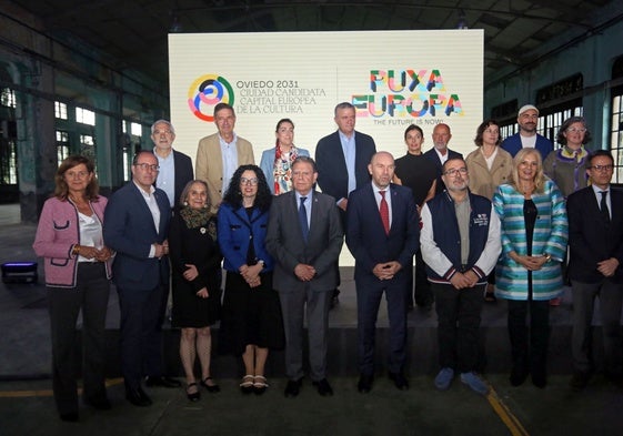 En primera fila, Concepción Méndez, Mario Arias, Pilar García Cuetos, Vanessa Gutiérrez, Alfredo Canteli, Juan Cofiño, Roberto García, Aurora Cienfuegos y Nacho Cuesta; arriba, Gaspar Llamazares, Carlos Fernández Llaneza, Sonsoles Peralta, Rodolfo Sánchez, Natalia Álvarez, Pepe Mompeán, Zoe López, Matteo Mastronardi e Inés Iglesias.