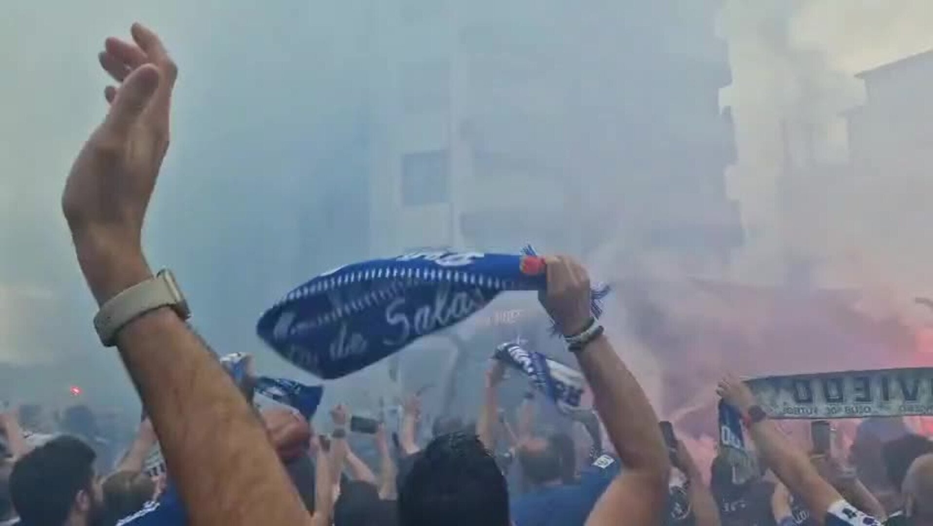 Locura azul en el recibimiento del Real Oviedo