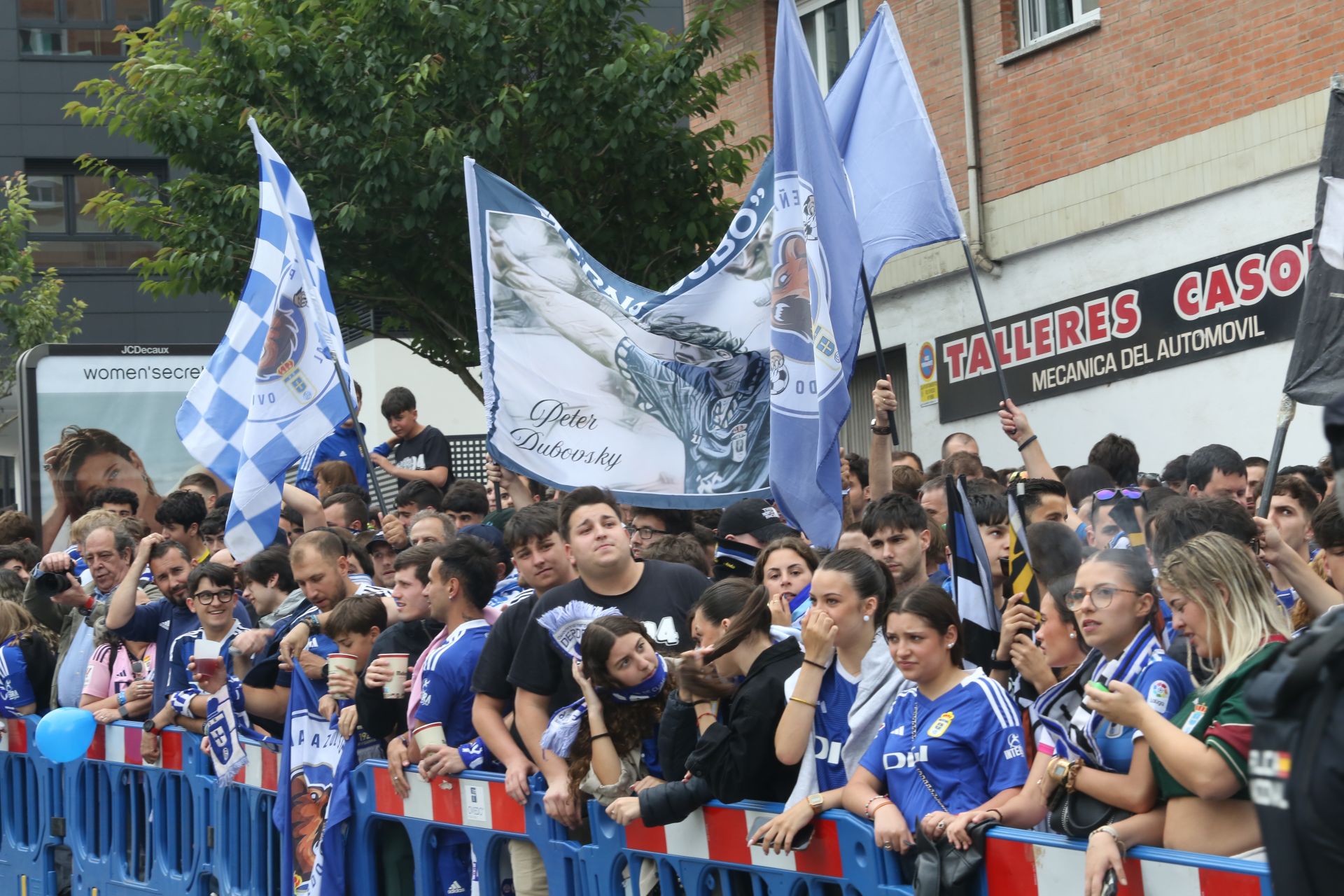 Ambientazo previo para el Real Oviedo - Almería