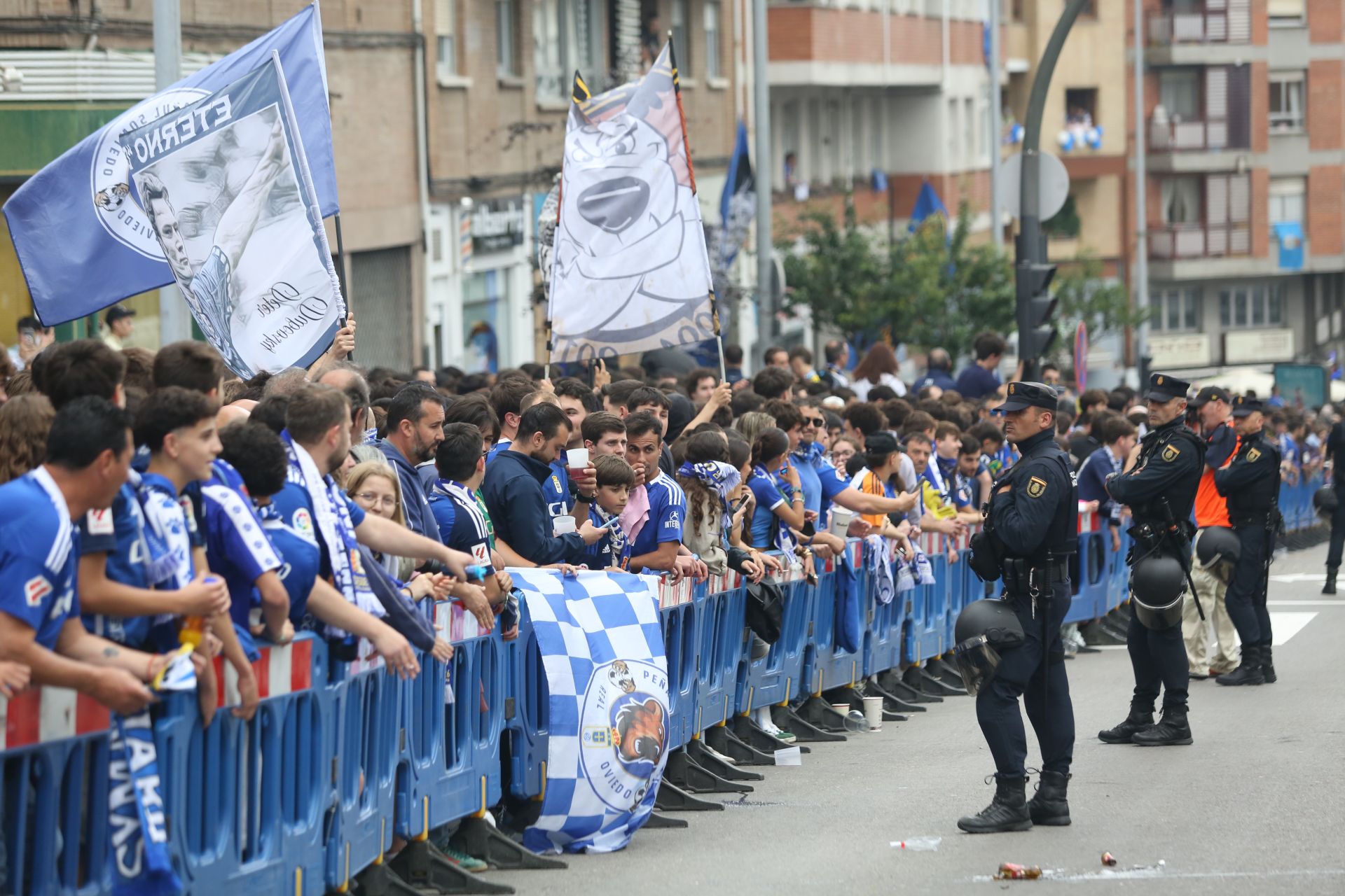 Ambientazo previo para el Real Oviedo - Almería