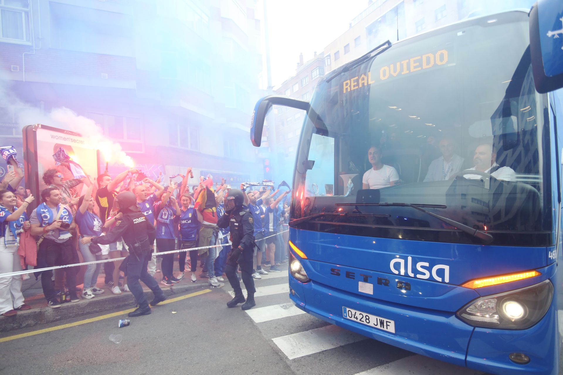 Ambientazo previo para el Real Oviedo - Almería
