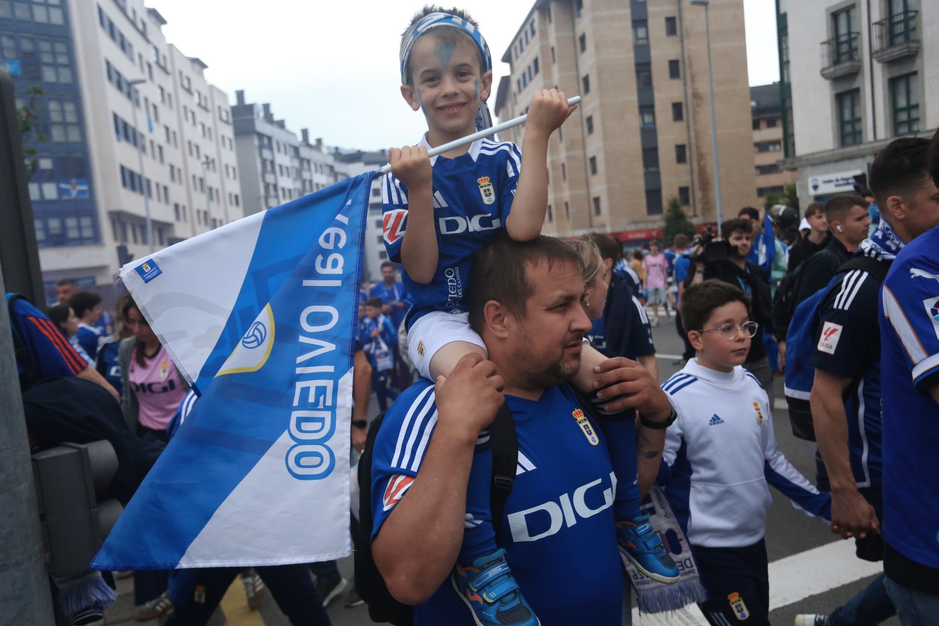 Ambientazo previo para el Real Oviedo - Almería