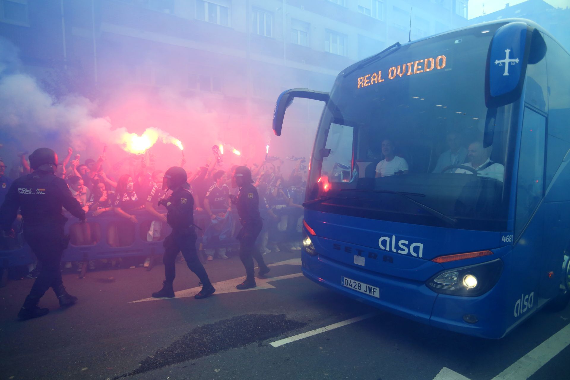 Ambientazo previo para el Real Oviedo - Almería