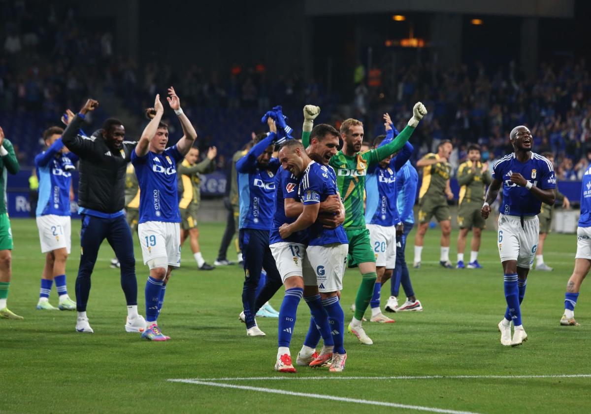 Los azules celebran el resultado contra el Almería que los acerca aún más a Primera División.
