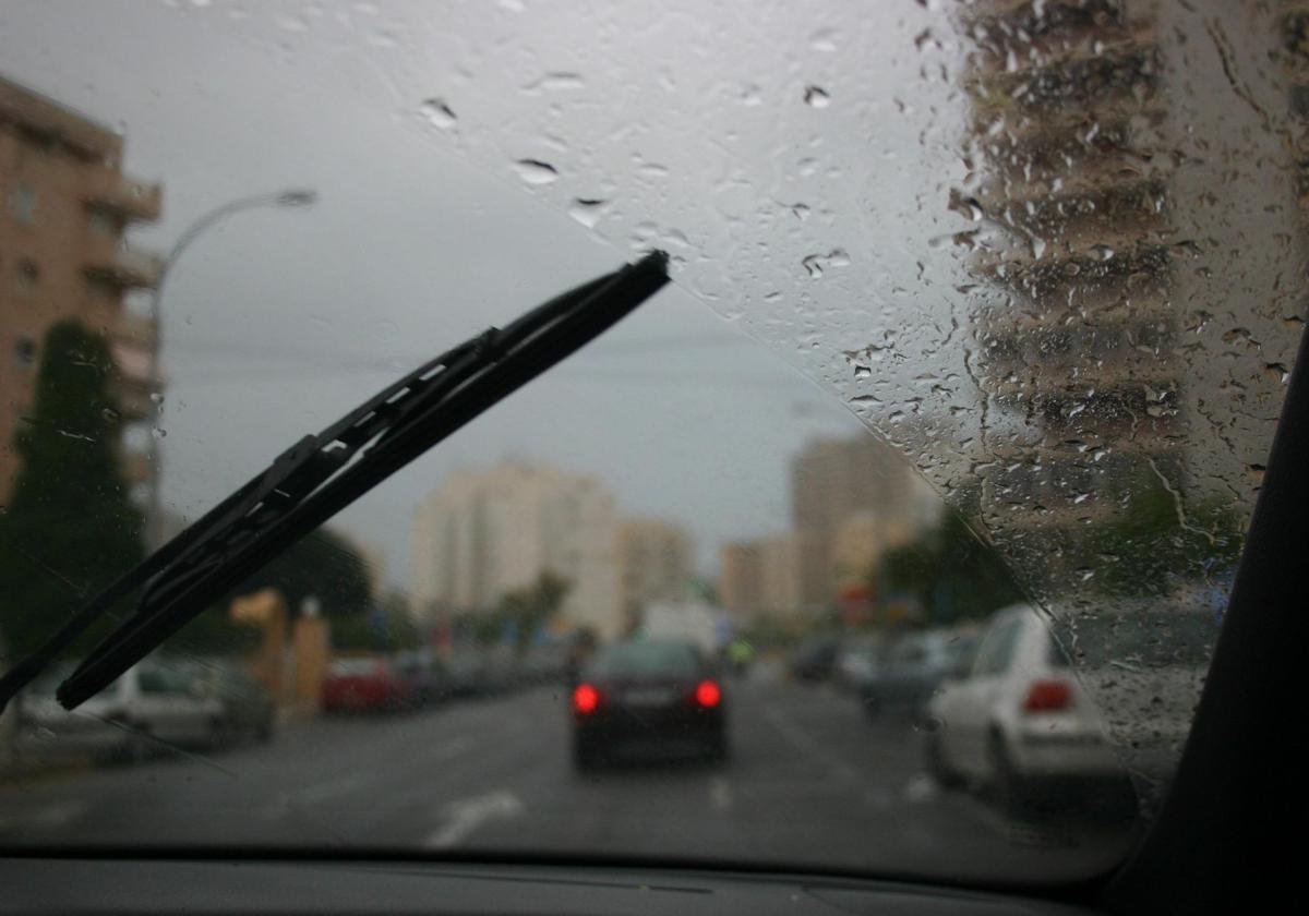 La conducción debe adaptarse a las circunstancias de la vía, sobre todo, con lluvia, granizo o tormenta.