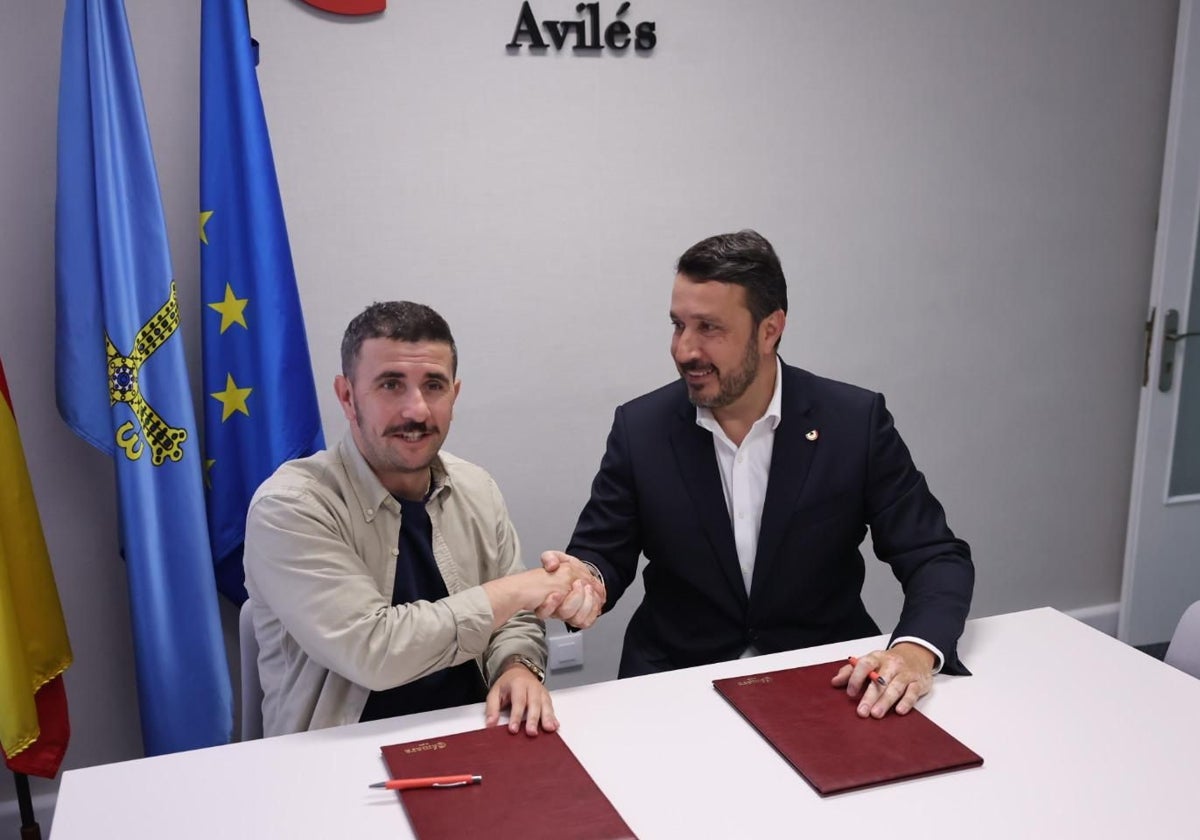 Diego Baeza y Daniel González, tras la firma del convenio en la Cámara.