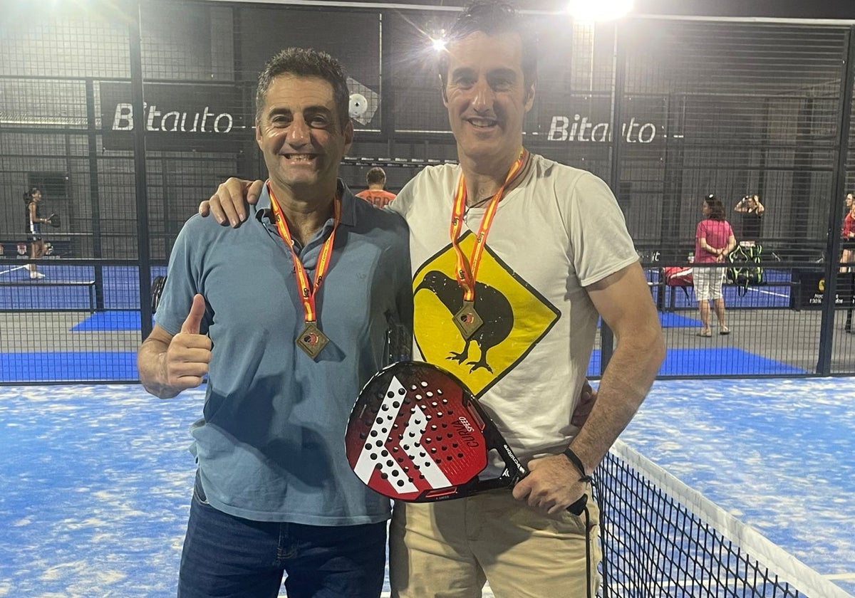 Marce y Dani Vaquero, con sus medallas de campeones.