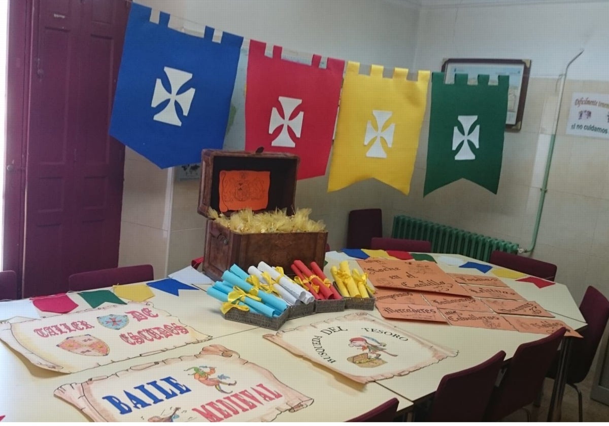 Imagen principal - Alumnado del colegio San Lorenzo celebrando la 'Noche en el Castillo'.