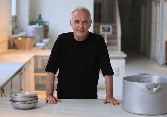 El cocinero Ferran Adrià, en las antiguas cocinas de la Laboral, donde compartió impresiones con 75 compañeros de profesión.