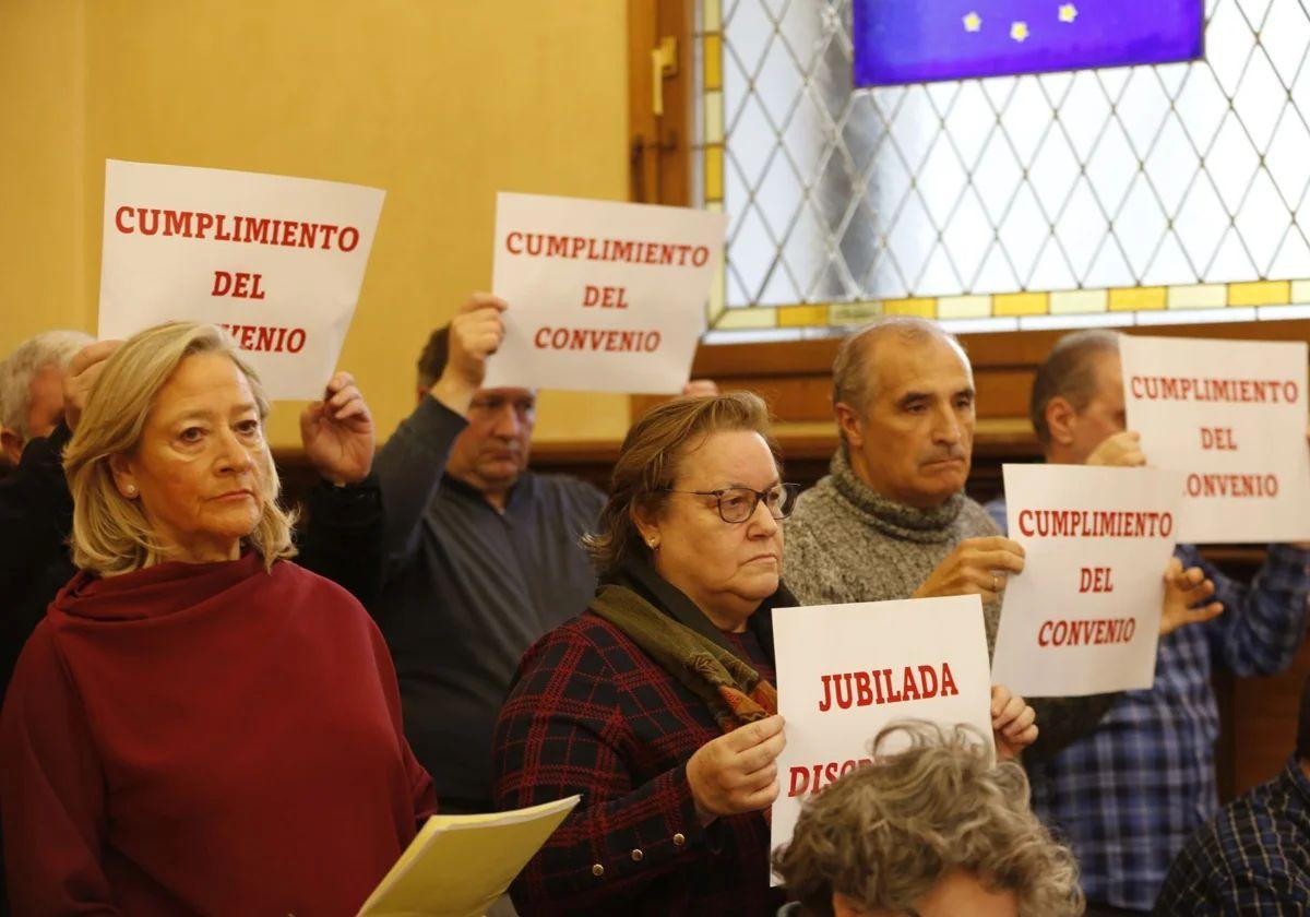 Protesta de funcionarios jubilados en el Pleno municipal de Gijón del pasado febrero.