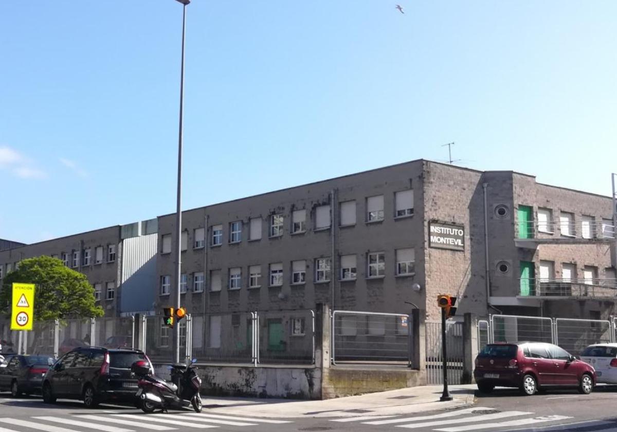 El IES Montevil de Gijón cierra cinco baños de chicos por vandalismo