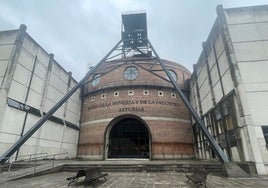 Entrada principal del Museo de la Minería de Asturias, ubicado en El Entrego