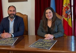 El alcalde y la concejala de Cultura de Pravia, David Álvarez y Carolina Fernández, durante la presentación del programa 'Música en la calle'.