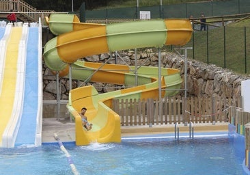 Corvera se tira a la piscina: el parque acuático abre sus puertas con los primeros bañistas