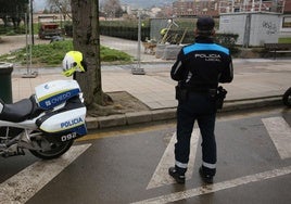 Un policía local observa una obra.