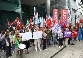 Un centenar de personas se concentró ante Hacienda para apoyar a los comités de empresa de ERA y Bienestar, encerrados en el edificio desde el pasado lunes.