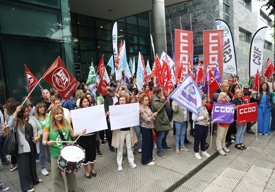 Un centenar de personas se concentró ante Hacienda para apoyar a los comités de empresa de ERA y Bienestar, encerrados en el edificio desde el pasado lunes.