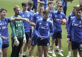 La plantilla del Real Oviedo bromea al comienzo del entrenamiento de ayer con el 'goleador' Nacho Vidal en el centro de la imagen.