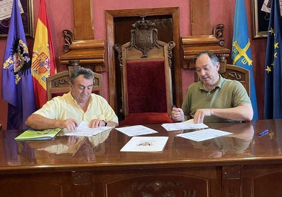 El presidente de la Federación de Asociaciones de Vecinos de Villaviciosa, Juan Luis Fernández Cayado, con el alcalde, Alejandro Vega, en una reunión posterior a la firma del convenio para incrementar los desbroces en caminos.