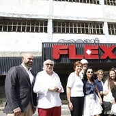 Jesús Martínez Salvador, la alcaldesa, Purificación García, un grupo de técnicas de Disciplina Urbanística, vecinos de la Calzada y responsables de la empresa Hercal Diggers delante de la nave de Flex.