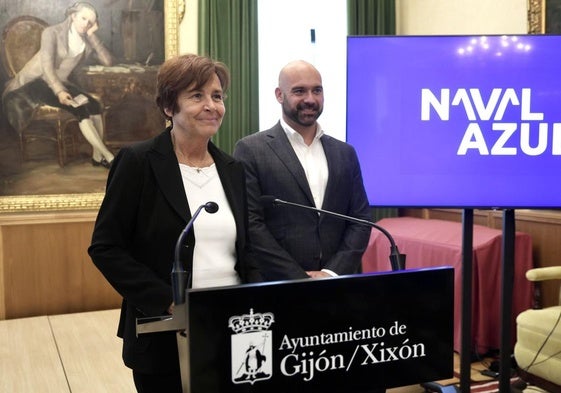 Carmen Moriyón y Jesús Martínez Salvador, este jueves, en el salón de recepciones municipal, durante la rueda de prensa para hablar de Naval Azul.