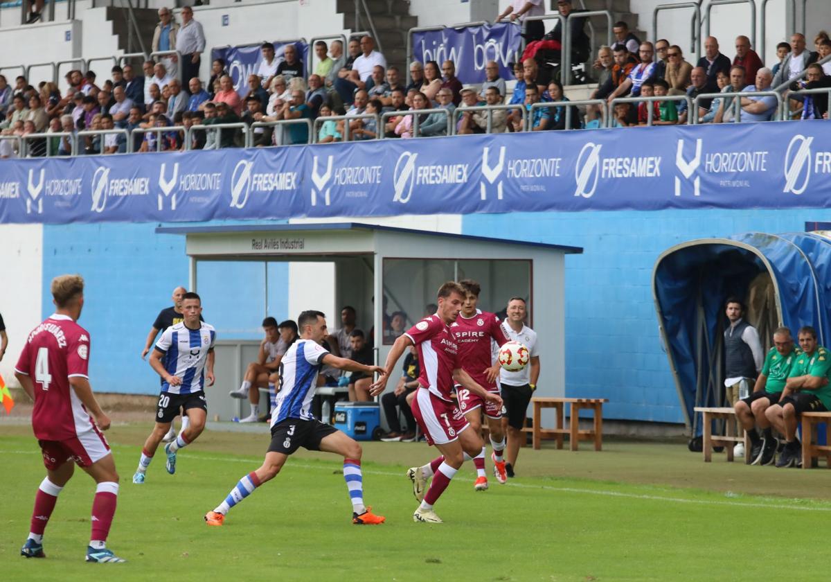 Una jugada del Real Avilés-Cultural Leonesa de la pasada pretemporada en el Suárez Puerta.
