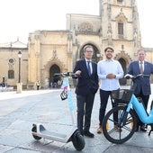 Ignacio Cuesta, Antonio Relaño y Alfredo Canteli ante dos de los vehículos eléctricos en la plaza de la Catedral