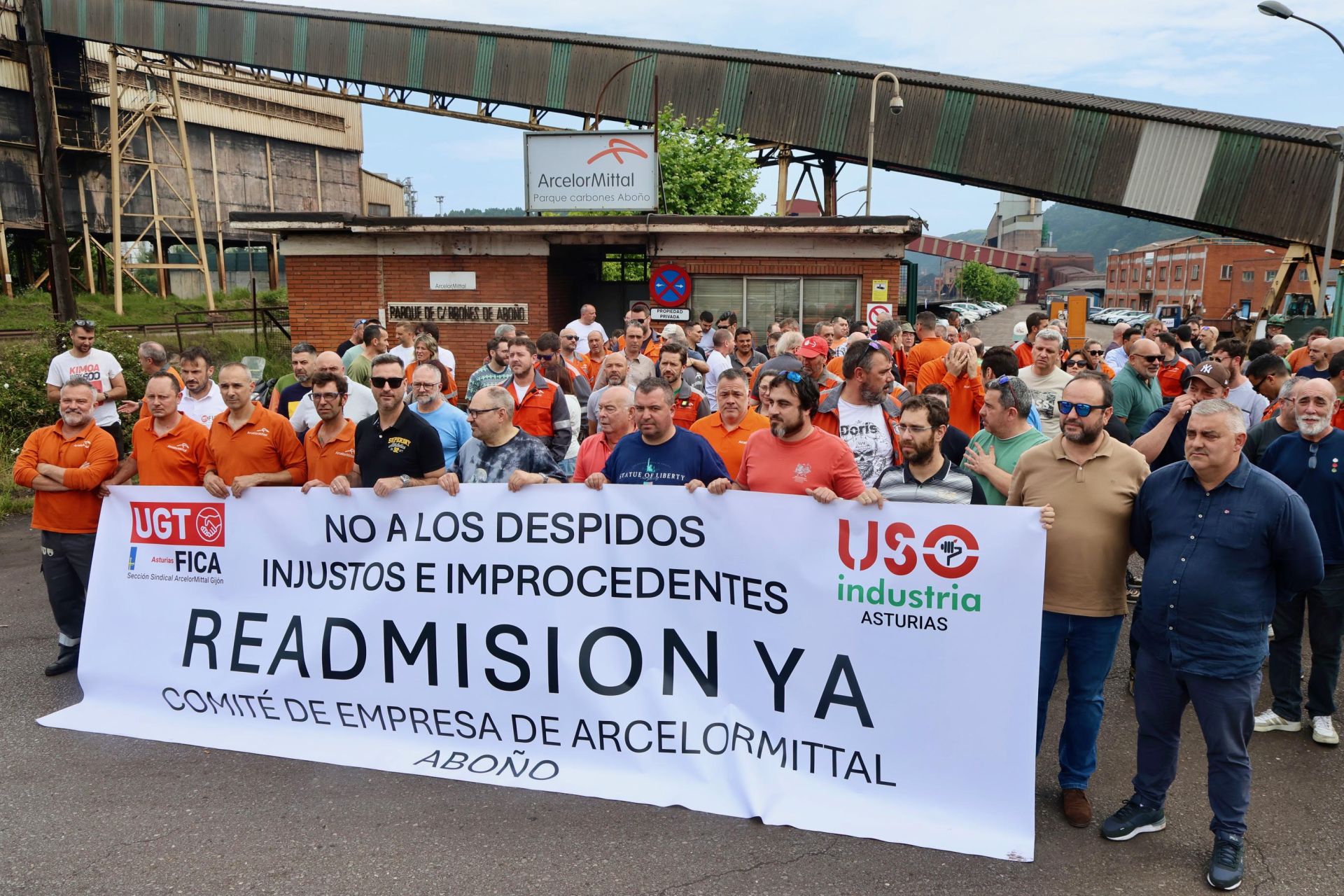 Concentración convocada por el comité de empresa del parque de carbones de Arcelor, en Aboño.