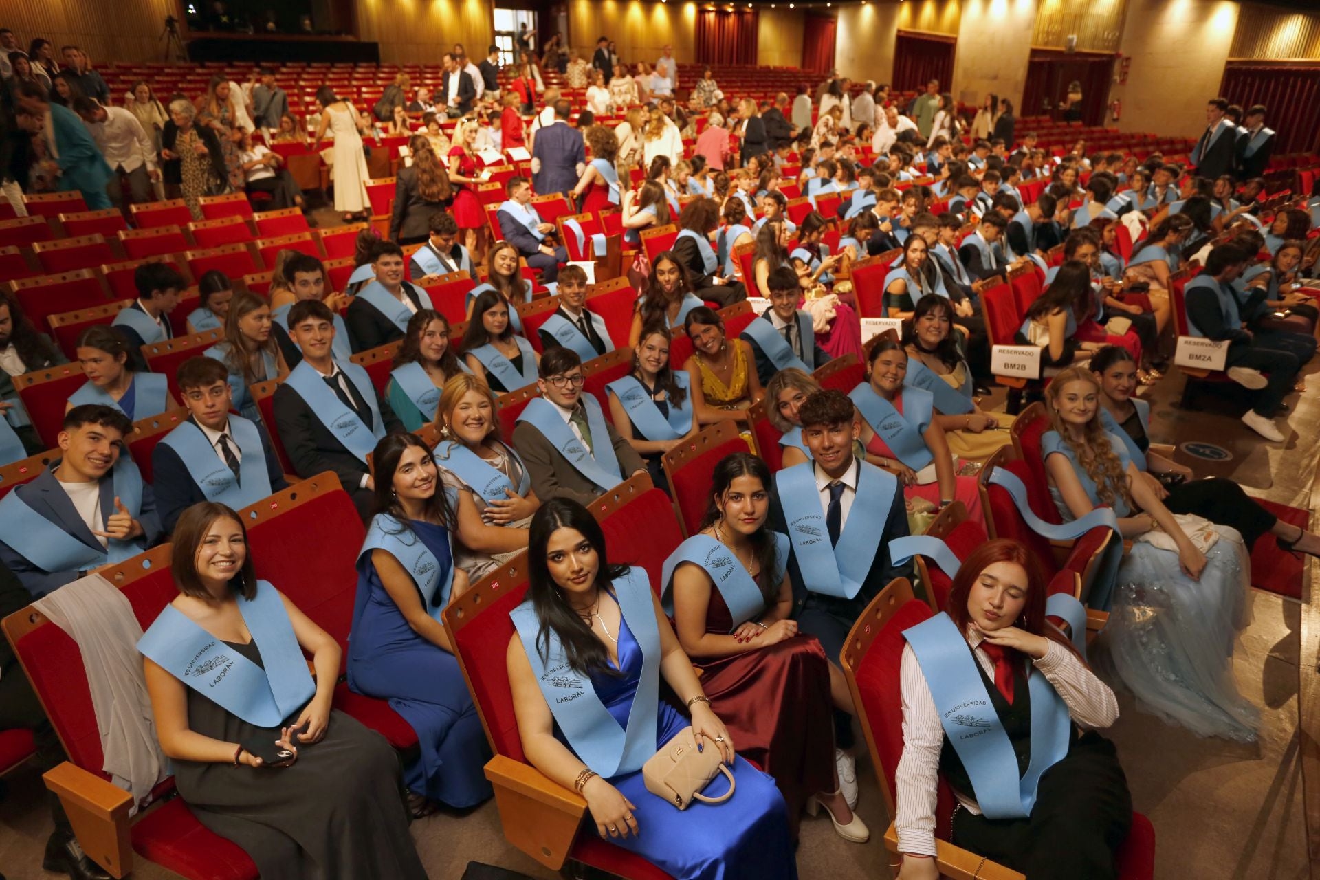 Emoción, alegría y mucha ilusión: los alumnos del IES Laboral y el San Eutiquio se gradúan