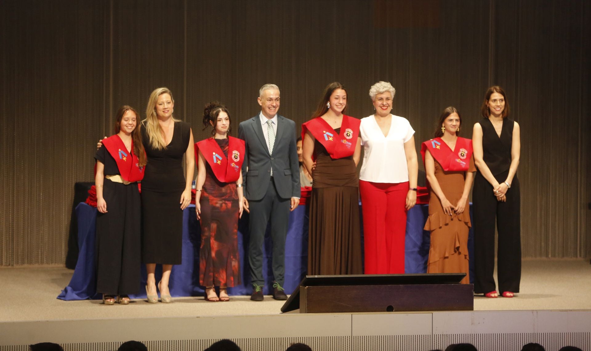 Emoción, alegría y mucha ilusión: los alumnos del IES Laboral y el San Eutiquio se gradúan