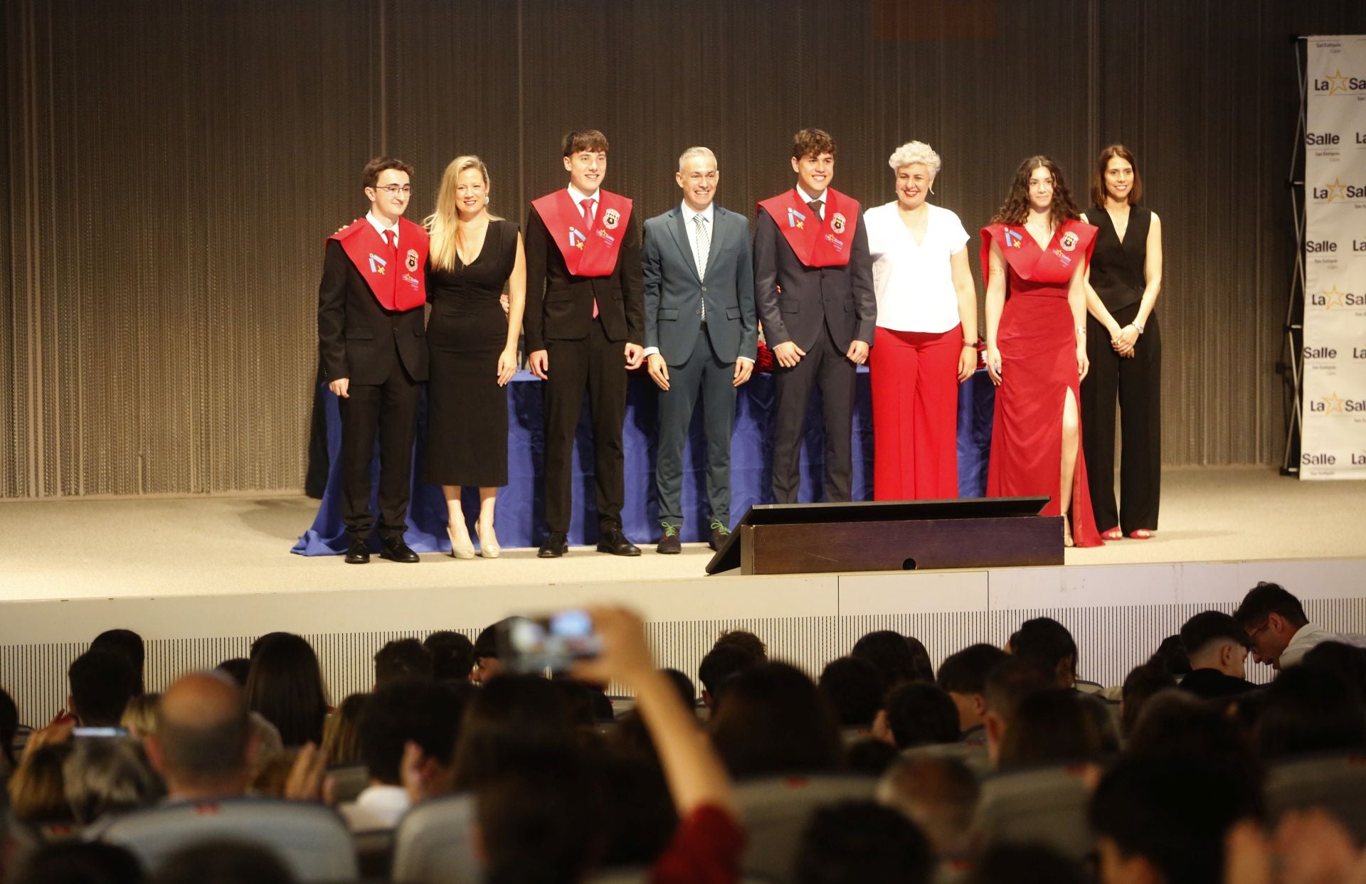 Emoción, alegría y mucha ilusión: los alumnos del IES Laboral y el San Eutiquio se gradúan