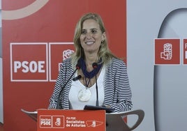 Lara Martínez, portavoz de la ejecutiva de la Agrupación Socialista de Gijón y viceconsejera de Turismo del Principado, este jueves, en la Casa del Pueblo.