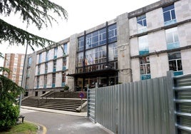 La Escuela de Minas, ahora en obras para la retirada del amianto en el tejado.