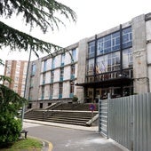 La Escuela de Minas, ahora en obras para la retirada del amianto en el tejado.