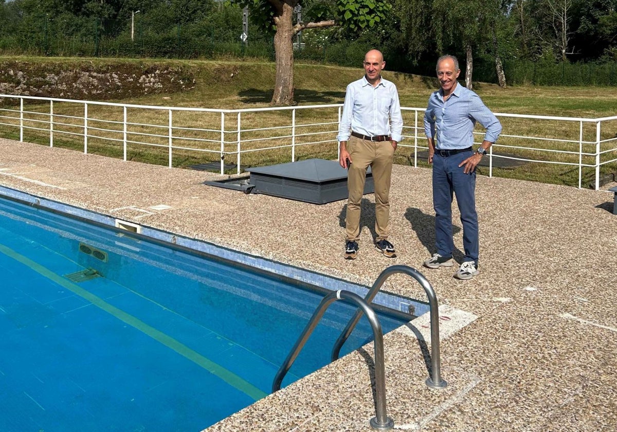 Virginio Ramírez y Jesús Abad, en las piscinas de Lieres.