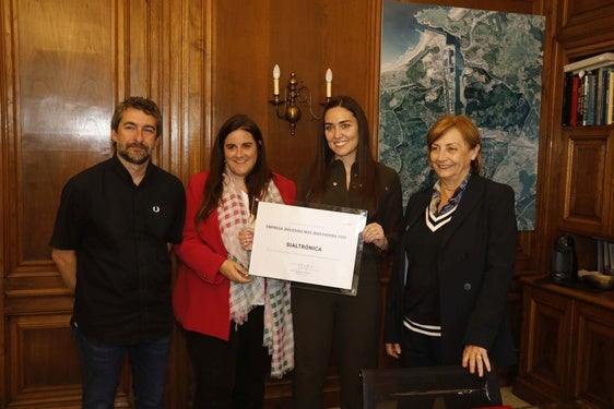 El vicealcalde Manuel Campa junto a Azahara González, directora ejecutiva de Sialtrónica, y Lorena Turrado, director de innovación, y la alcaldesa Mariví Monteserín.