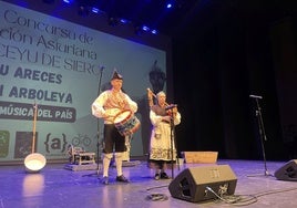 Apertura de una de las semifinales del certamen en La Pola.
