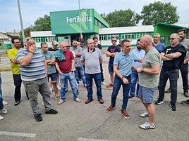 El presidente del comité de empresa y el alcalde junto a trabajadores, ayer en Trasona.