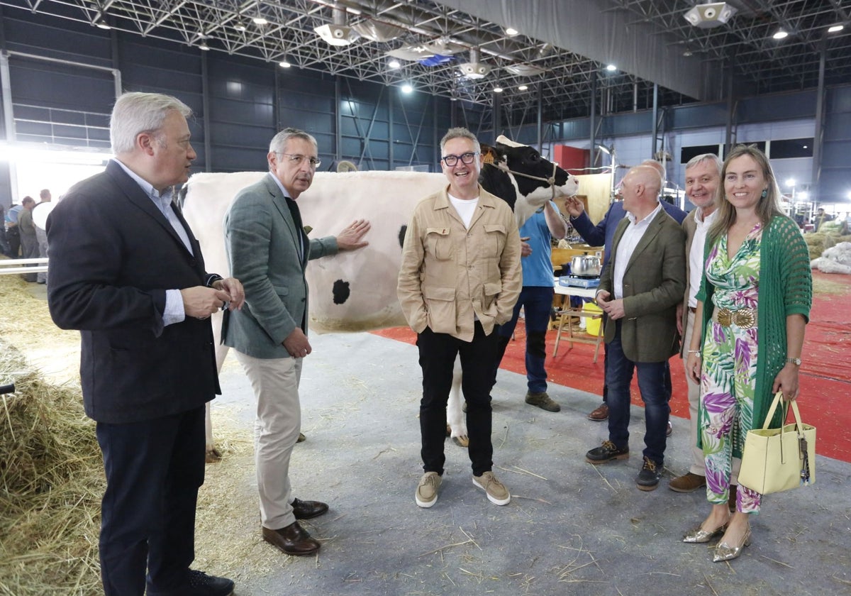 Autoridades de la Cámara, el Ayuntamiento y Caja Rural de Gijón, durante la presentación de este viernes.
