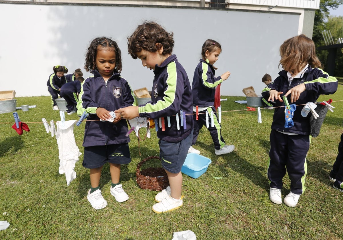 Imagen principal - Alumnado de distintos colegios participa en actividades tradicionales.