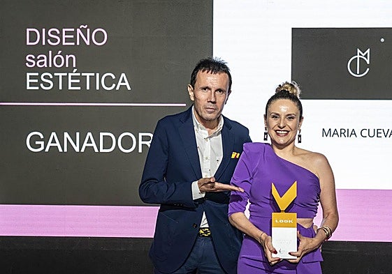 María Cuevas y Jesús María Montes, director del programa Flash Moda de RTVE y miembro del jurado haciendo entrega del premio.