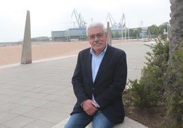 Floro, sentado en un banco, con el paseo de El Arbeyal a sus espaldas.