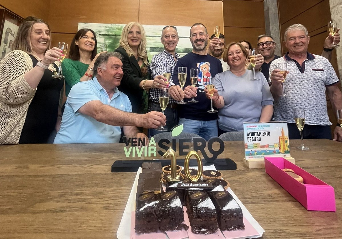 El alcalde de Siero, el socialista Ángel García, 'Cepi' –en el centro–, brinda con el resto de los ediles del equipo de gobierno.