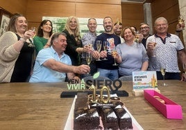 El alcalde de Siero, el socialista Ángel García, 'Cepi' –en el centro–, brinda con el resto de los ediles del equipo de gobierno.