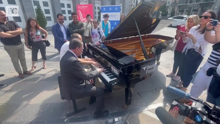 Canteli se arranca a tocar el piano frente al Teatro Campoamor