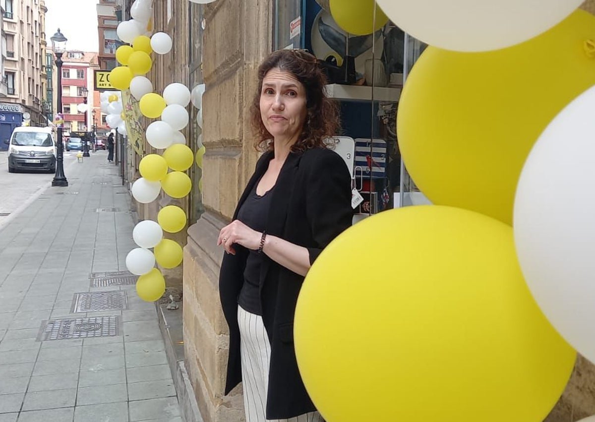Imagen secundaria 1 - La calle San Antonio se pone guapa para reclamar atención