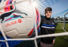 El jugador Adrián Pica es uno de los centrales que ha tanteado el Sporting para reforzar la plantilla.