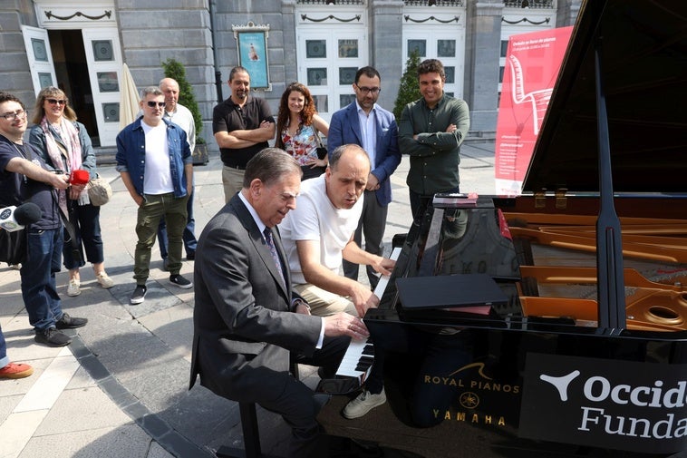 Alfredo Canteli toca el piano frente al Teatro Campoamor en Oviedo.