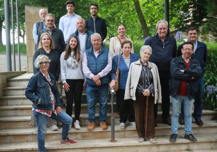 Una nutrida representación de los 250 integrantes de la asociación de Castiello de Bernueces posan delante del local, frente a la iglesia.