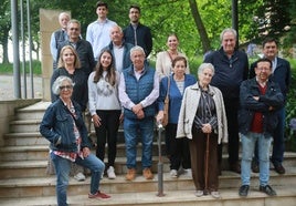 Una nutrida representación de los 250 integrantes de la asociación de Castiello de Bernueces posan delante del local, frente a la iglesia.
